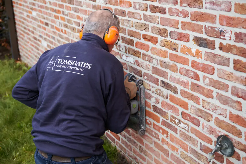 Kattenluik in muur laten plaatsen belgie door installateur van Tomsgates