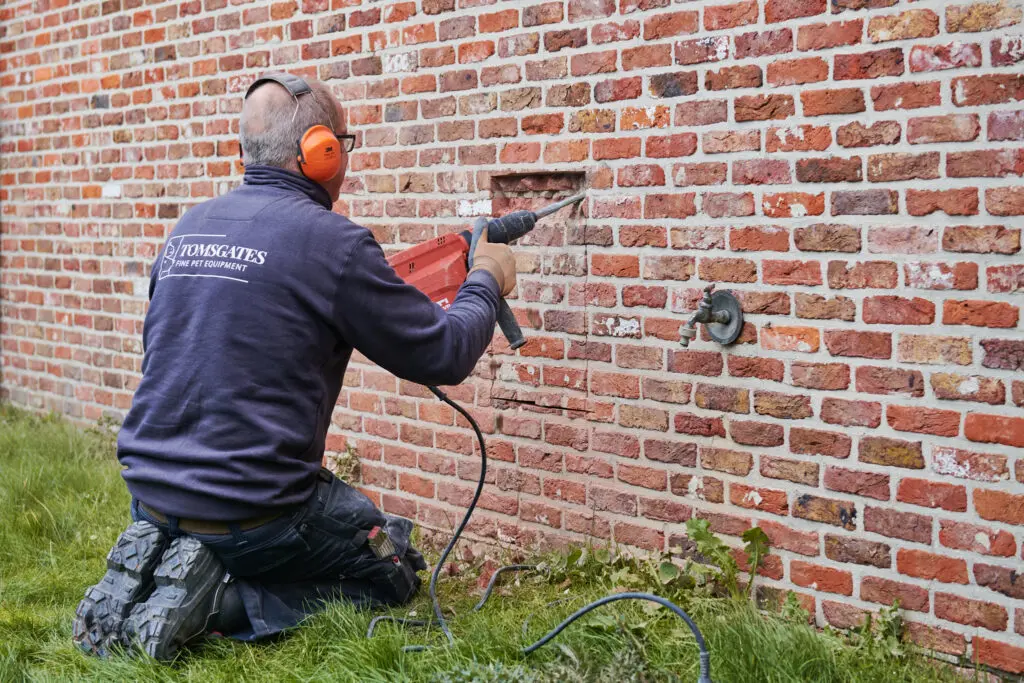 Houten kattenluik in muur laten plaatsen belgie door installateur van Tomsgates